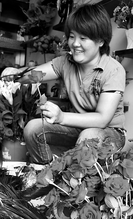 8月21日，內(nèi)黃縣一家鮮花店的工作人員正在包裝鮮花。