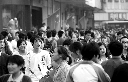 8天長(zhǎng)假中，逛街購(gòu)物的人數(shù)激增，鄭州市德化步行街上“人潮洶涌” 河南商報(bào)記者 王春勝/攝