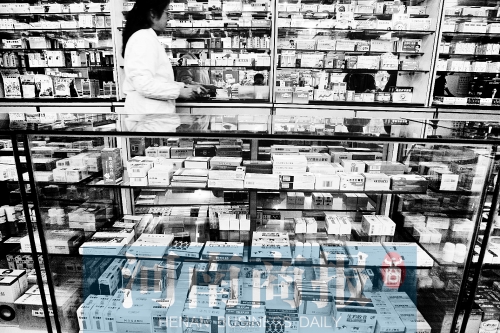 　鄭州不少藥店，也會(huì)把價(jià)格低的藥品放下層，價(jià)格高的放在醒目位置