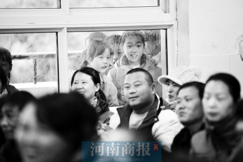 家長課堂上，孩子們趴在窗戶上圍觀