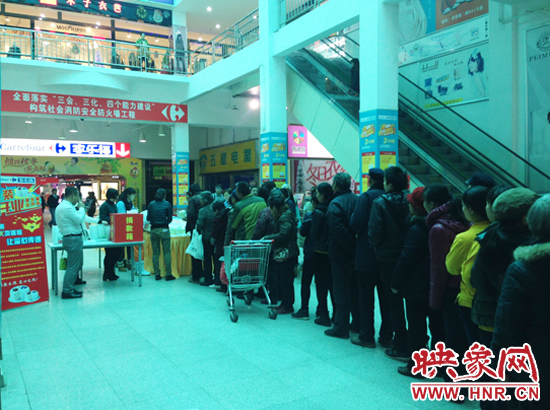 市民爭相排隊(duì)“買”蛋糕獻(xiàn)愛心