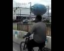 開掛民族騎車頭頂煤氣罐，原地耍酷 腳不離車 飄逸