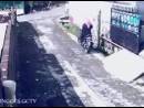 逗比劫匪騎車搶劫女子，反被女子奪車逃走