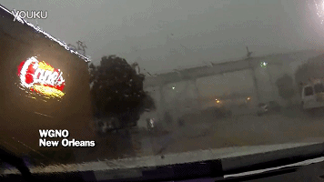 好可怕！大風(fēng)把火車從橋上吹了下來