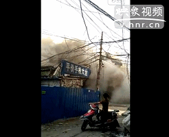 實(shí)拍鄭州城中村樓房爆破過程