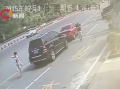 女司機(jī)涉嫌違章被攔截 怒打執(zhí)法隊(duì)員