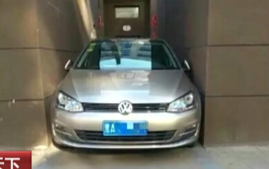女司機技術(shù)高 停進(jìn)樓房夾縫