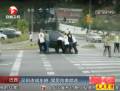 實(shí)拍司機(jī)違規(guī)停車遭數(shù)位猛男抬走