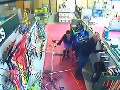 實(shí)拍阿拉斯加7.5級地震商店劇烈震動