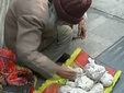 老太寒天賣(mài)花生網(wǎng)友來(lái)幫襯