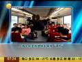上海七旬老翁地鐵車(chē)廂練“雙杠”