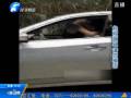懸！山路上情侶邊開車邊親熱