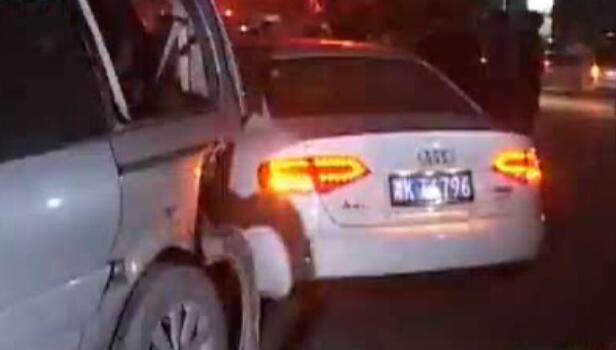 12車停路邊瞬間全報廢 咋回事？