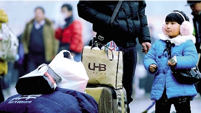 昨天上午，一名隨家長回老家的小女孩在等候進站。