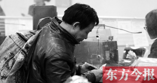 要是能買到一張座位票多好啊，一路不用站著回家了，這是他們最奢侈的想法