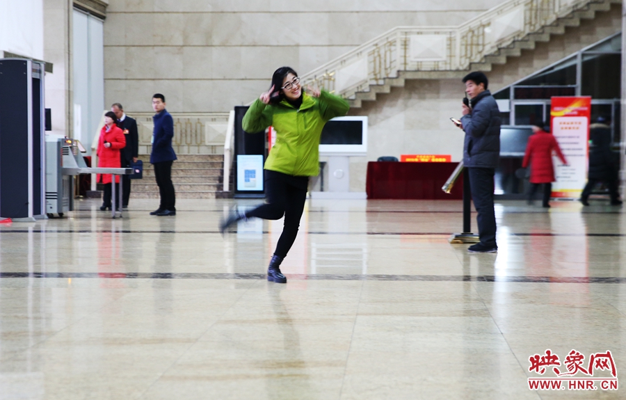 南樂天完成一個采訪后，興奮的跳了起來。