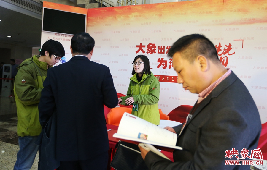 向代表、委員講解大象融媒旗下出品的新聞產(chǎn)品。