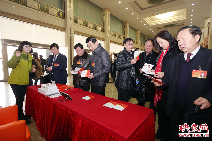 向代表、委員講解大象融媒旗下出品的新聞產(chǎn)品。