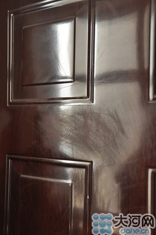　雖然王先生用砂紙打磨過，但是“奠字”仍依稀可見