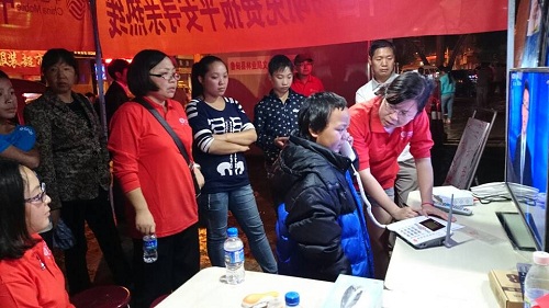 小男孩走失，移動員工幫他們找 親人