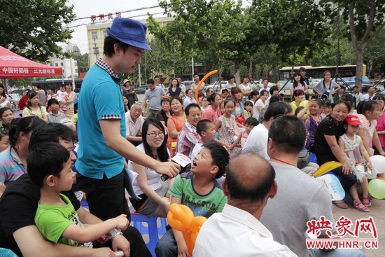 河南電視臺都市頻道主持人郭嘉寧與現(xiàn)場觀眾互動