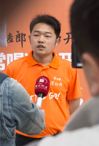 今麥郎飲品股份有限公司開封營銷經(jīng)理胡源接受都市頻道記者采訪