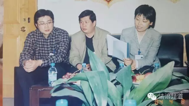 右一為時(shí)任團(tuán)支部書記李玉潔和主持人張世彬等討論研究案情