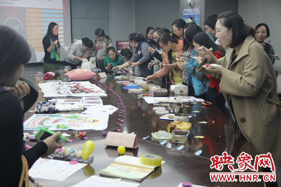 比賽現(xiàn)場熱鬧非凡，各位女神競相展示自己的作品