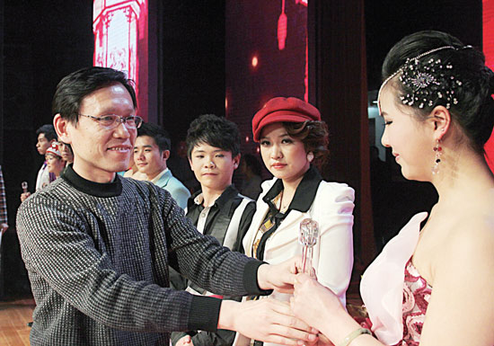 2013年2月1日，《對(duì)9當(dāng)歌》總決賽在鄭州開唱。圖為東方今報(bào)副社長胡楊為選手頒獎(jiǎng)