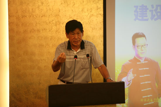 原河南省農(nóng)業(yè)廳副廳長(zhǎng)、現(xiàn)任河南省土壤肥料協(xié)會(huì)秘書長(zhǎng)肖興貴發(fā)表講話