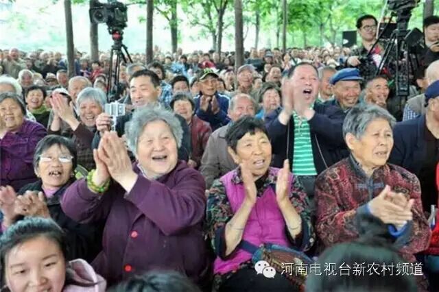 藝術(shù)家賣(mài)力演出，觀眾高聲叫好