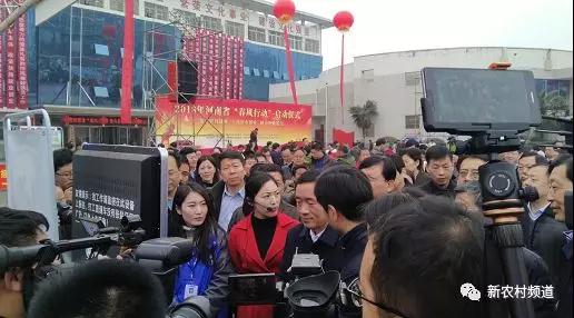 副省長戴柏華參觀打工直通車智慧就業(yè)終端設(shè)備 副省長戴柏華參觀打工直通車智慧就業(yè)終端設(shè)備