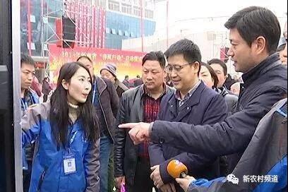 省人社廳農(nóng)民工工作處處長劉培峰參觀打工直通車智慧就業(yè)終端設(shè)備 省人社廳農(nóng)民工工作處處長劉培峰參觀打工直通車智慧就業(yè)終端設(shè)備