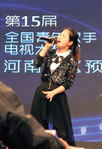 選手們演唱很賣力，要把最好的一面展現(xiàn)給評委