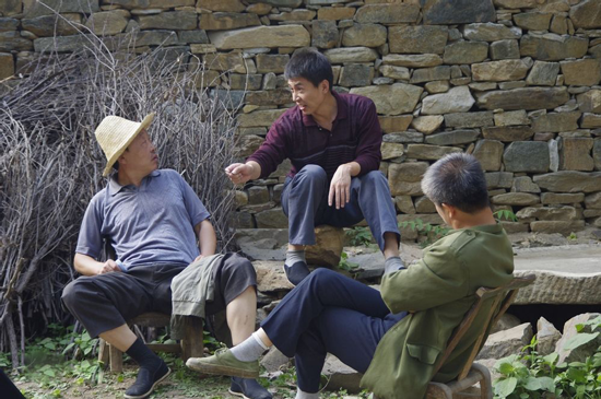 《鄉(xiāng)里彩虹城里雨》劇照 《鄉(xiāng)里彩虹城里雨》劇照