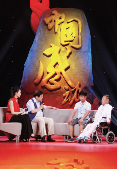 肇恒君（右一）天生殘疾，但是他自兒時起就有著一個音樂夢
