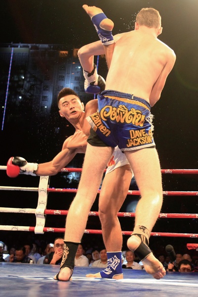 河南電視臺《武林風(fēng)》欄目走進(jìn)新疆，把比賽現(xiàn)場搬到了新疆建設(shè)兵團(tuán)農(nóng)十三師紅星廣場