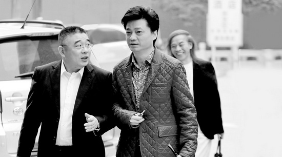 錢文忠（左）、小崔、蔡志忠（后）三位大咖步入錄制現(xiàn)場(chǎng)