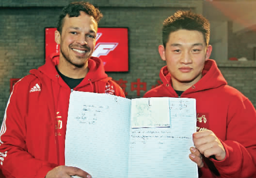 　　約瑟夫手繪了每個選手的肖像，認認真真地用字母拼寫出選手的中文名字附注。“看，這個是鄭召玉喲”