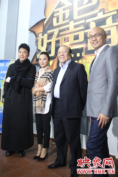 林依輪、李玲玉、楊洪基三位評委導(dǎo)師以及主持人孫國慶接受媒體采訪