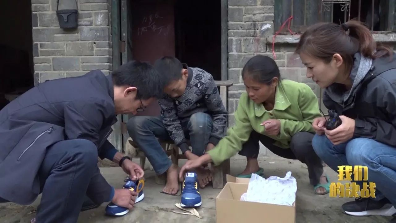 黃鯤看望“舍不得穿鞋子”的小張闖 黃鯤看望“舍不得穿鞋子”的小張闖