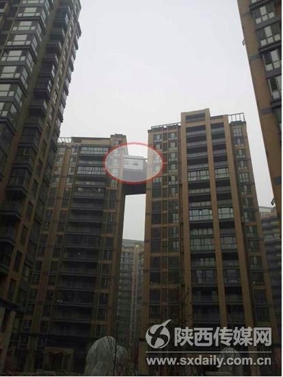 西安現(xiàn)最?！疤鞓颉?兩樓之間建起“空中走廊”