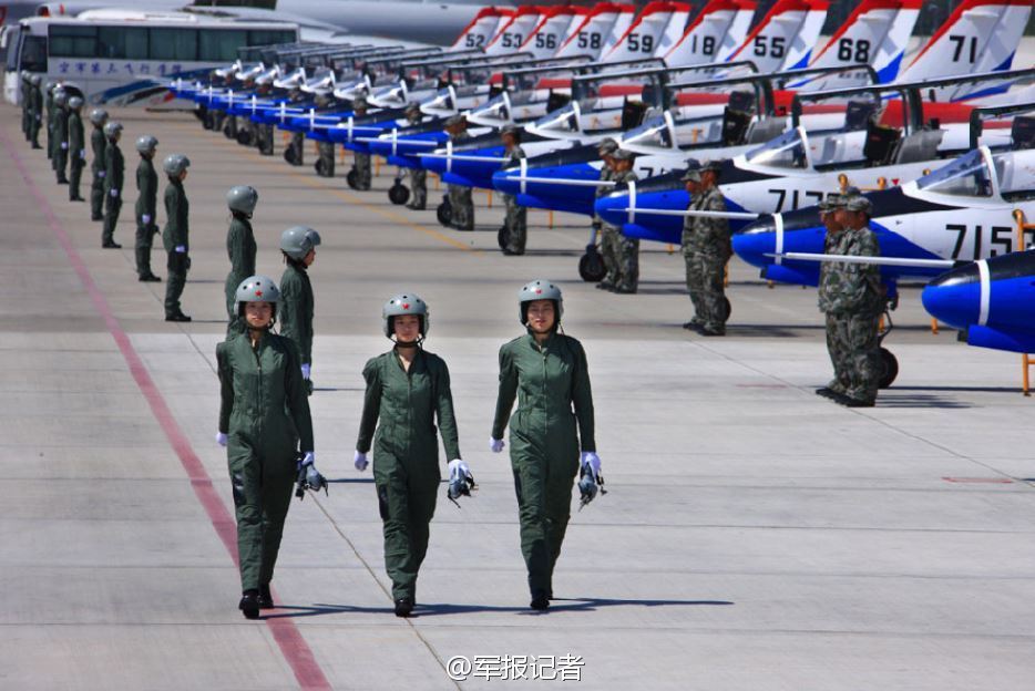 中國(guó)殲擊機(jī)女飛行員：英姿颯爽