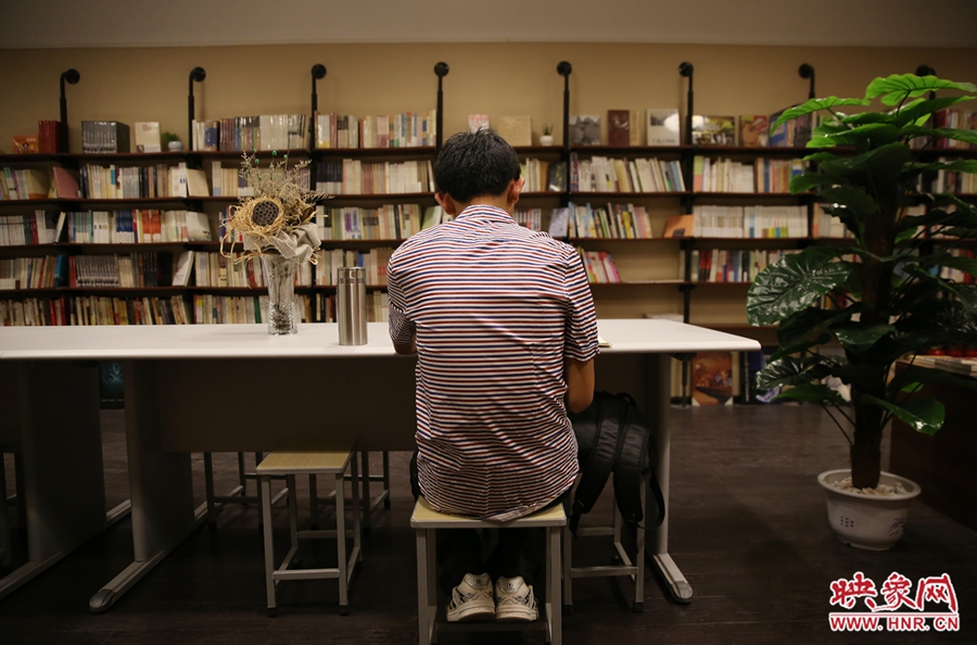 5月23日晚，鄭州一家24小時（周五、周六）書店營業(yè)。慕名而來的客人在看書。