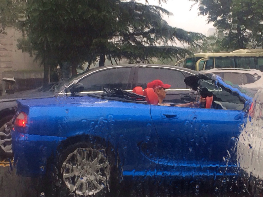 男子雨中開(kāi)敞篷車 網(wǎng)友:土豪的世界咱不懂 男子雨中開(kāi)敞篷車 網(wǎng)友:土豪的世界咱不懂