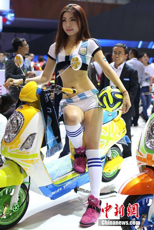 美女模特?fù)屟劢K國(guó)際自行車電動(dòng)車交易會(huì)