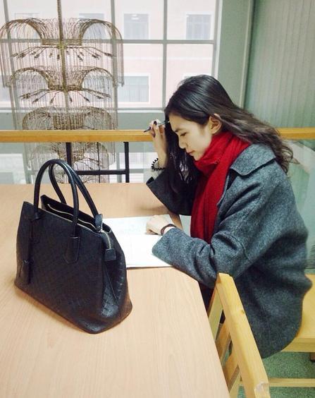 國戲?；ú排畬W霸 街拍秀修長美腿