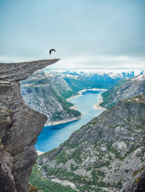 跑酷男700米高懸崖邊緣表演空翻