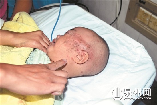 寶寶被卷車(chē)輪下 眾人抬車(chē)救人