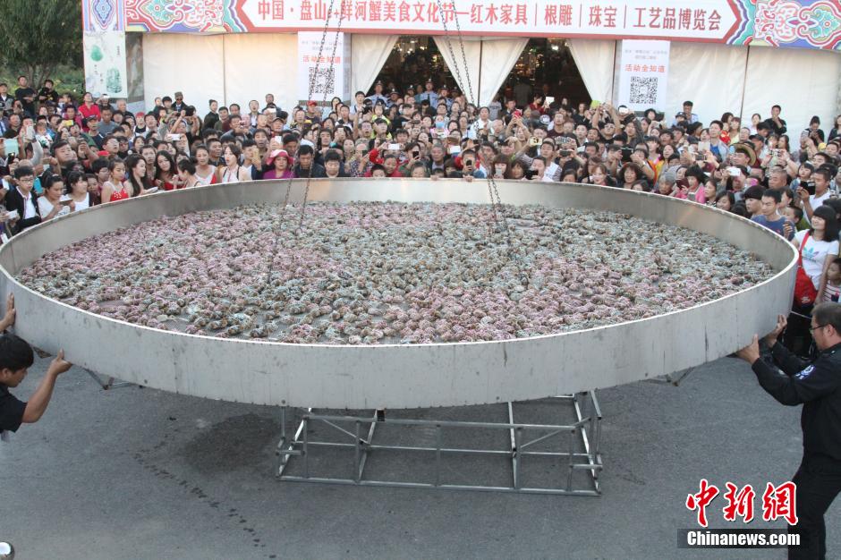 遼寧盤(pán)山巨鍋蒸肥蟹 吊車(chē)掀鍋蓋眾人聞香而至